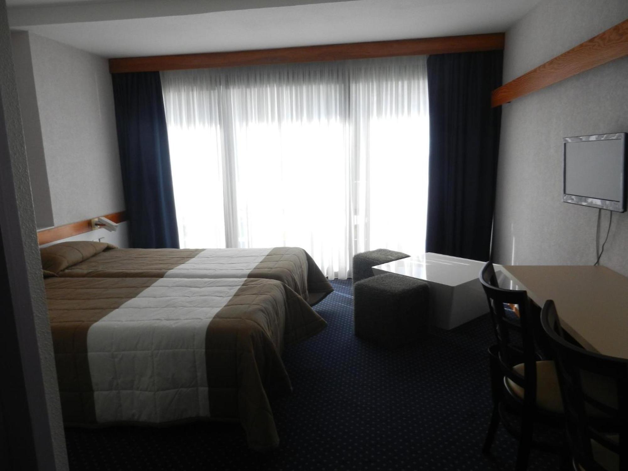 Hotel Dupleix - Hyper Centre - Parking Et Garage Gratuit Quimper Exterior photo